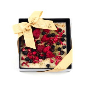 Chocolala šokoladas su KAMA grūdų mišiniu ir uogomis 115g